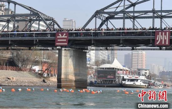 圖為活動(dòng)現(xiàn)場(chǎng)冬泳愛好者表演“漂游”?！钇G敏 攝