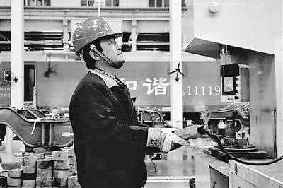 蘭州：寒夜黃河邊，他一把拉出落水大學(xué)生