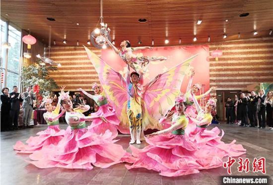 圖為雜技演員通過精湛的技藝贏得了滿堂喝彩?！「拭C省文化和旅游廳網(wǎng)站 攝