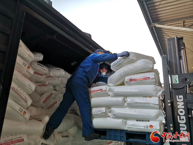 【甘肅全民戰(zhàn)“疫”】蘭鐵集團：萬噸醫(yī)用原料星夜馳援防疫物資生產地（圖）