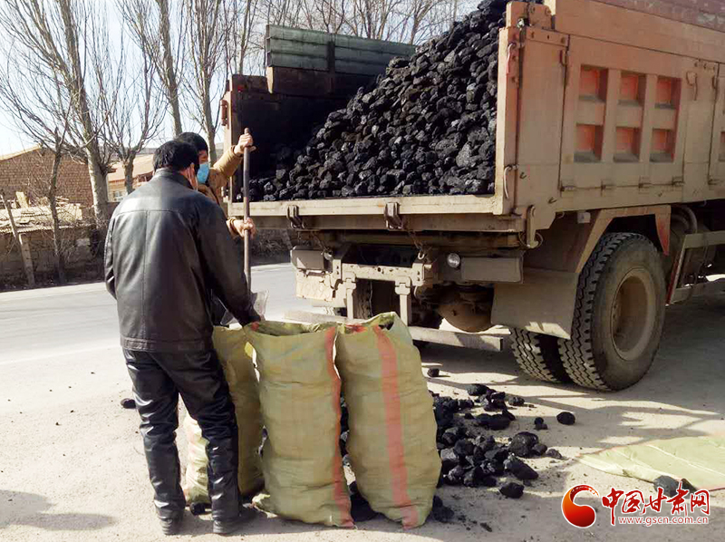 【甘肅全民戰(zhàn)“疫”】雪中送炭！會寧一企業(yè)為基層防控點捐贈10噸愛心煤（圖）