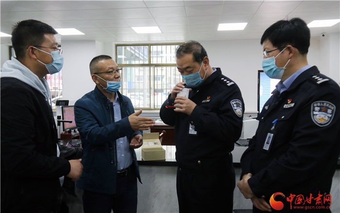 愛(ài)心企業(yè)向蘭州城關(guān)交警大隊(duì)捐贈(zèng)一批消毒機(jī)（圖）