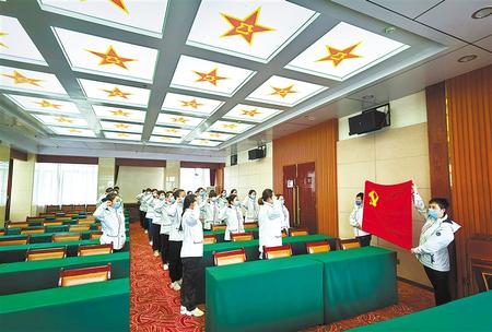 一次難得的黨課——甘肅第二、第三批援鄂醫(yī)療隊預(yù)備黨員宣誓儀式側(cè)記