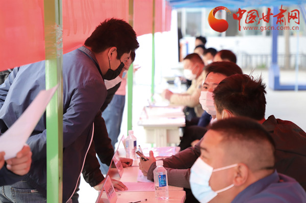 【甘肅省決戰(zhàn)決勝脫貧攻堅(jiān)】扶貧又扶志！把“就業(yè)大禮包”送到貧困戶家門(mén)口（圖）