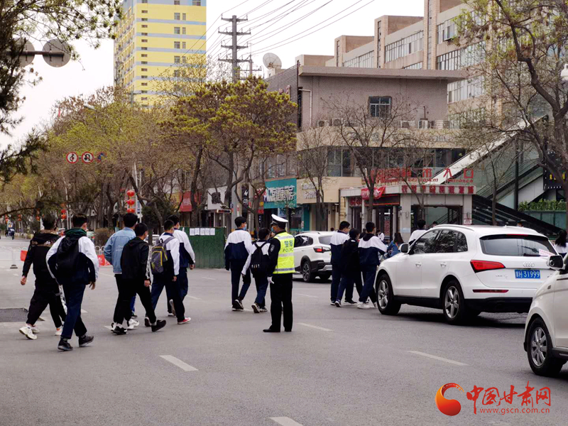 保駕護(hù)航！涼州公安交警“護(hù)學(xué)崗” 撐起“平安傘”