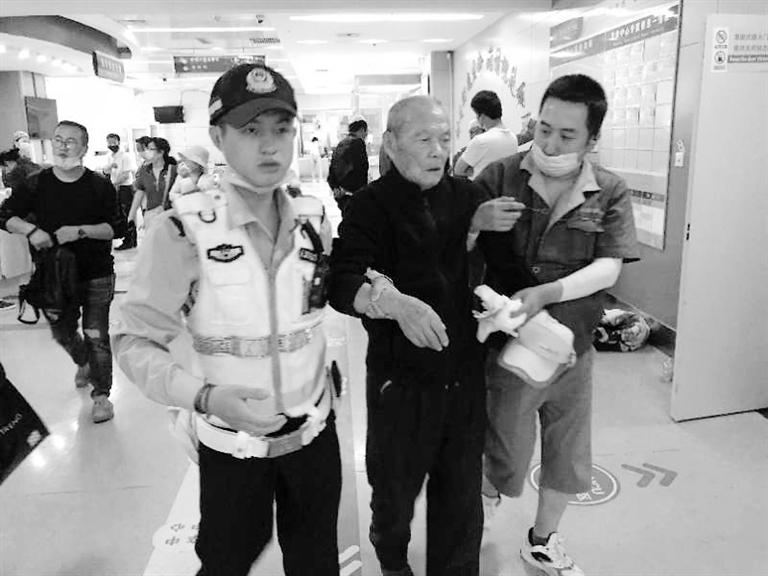 蘭州街頭最美的一次逆行！耄耋老人摔倒街頭 交警的哥合力救助3分鐘