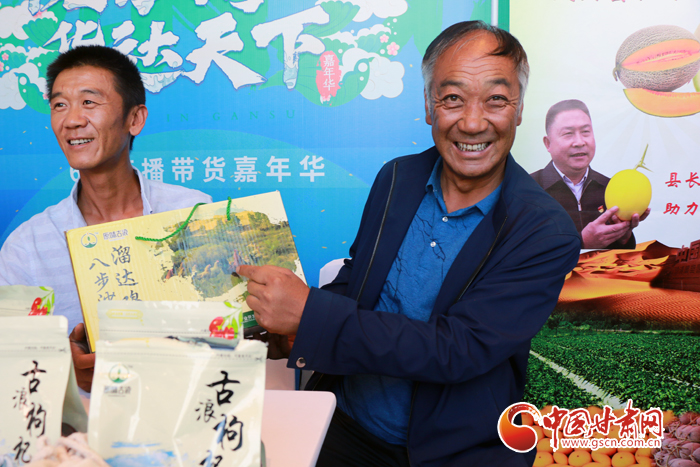 網絡直播帶貨 特色“甘貨”乘“云”走四方（組圖）