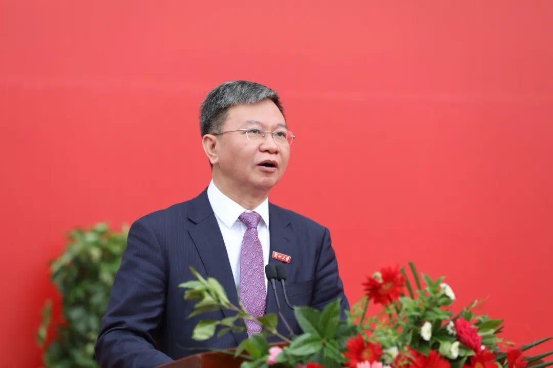 蘭州大學(xué)校長嚴(yán)純?nèi)A寄語2020屆本科畢業(yè)生：做敢擔(dān)當(dāng)、能擔(dān)當(dāng)、有擔(dān)當(dāng)?shù)娜?>
        </a><em>蘭州大學(xué)校長嚴(yán)純?nèi)A寄語2020屆本科畢業(yè)生：做敢擔(dān)當(dāng)、能擔(dān)當(dāng)、有擔(dān)當(dāng)?shù)娜?/em></li>
    <li><a  target=