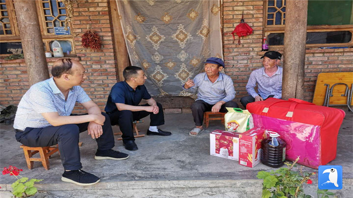在建黨99周年來臨之際，隴南市禮縣紀(jì)委監(jiān)委在中壩鎮(zhèn)、三峪鄉(xiāng)開展“七一”慰問老黨員、困難黨員活動，為他們送去組織的關(guān)懷和節(jié)日的問候。_副本.jpg