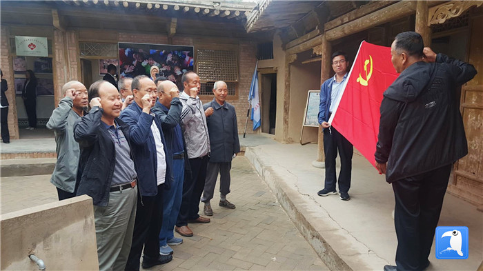 7月1日，臨夏州紀(jì)委監(jiān)委機(jī)關(guān)黨總支組織退休黨支部部分黨員前往東鄉(xiāng)縣布楞溝村史館，開展主題黨日活動。_副本.jpg