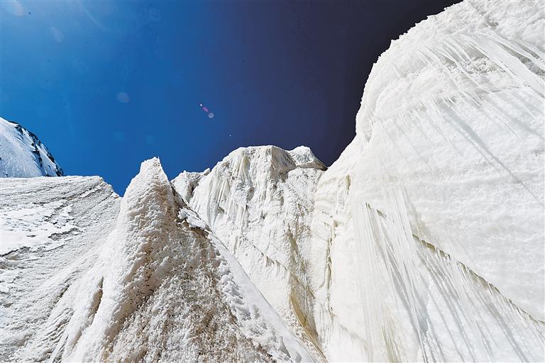 酒泉：透明夢柯冰川勇敢地來一趟“冰鎮(zhèn)”之旅