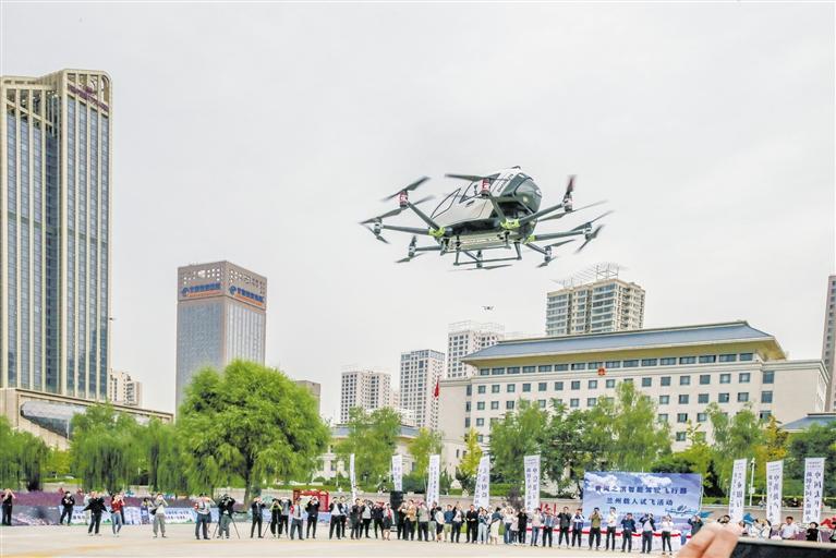 超酷、超刺激！智能駕駛飛行器在蘭載人試飛