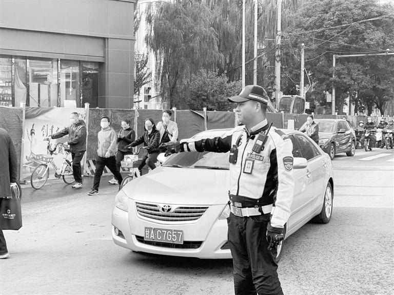 近期蘭州市區(qū)多處路段占道施工，高峰期市民請盡量繞行