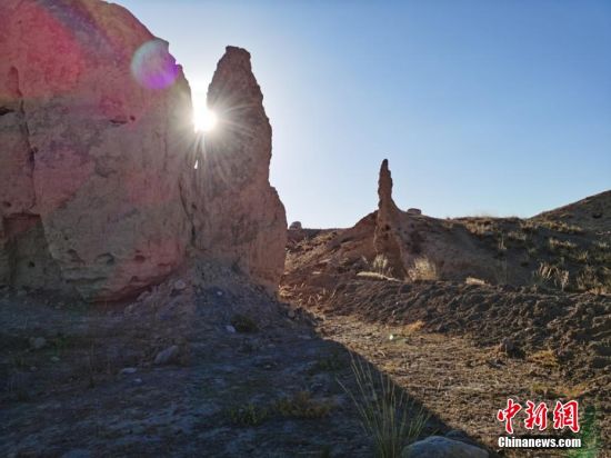 山丹境內的長城是由壕塹和山險為主的漢長城和黃土墻體為主的明長城兩部分組成。 翟繼宗 攝