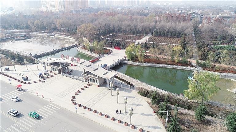 　初冬時(shí)節(jié)，臨夏市東郊公園里,楓樹、松柏、云杉等樹木色彩斑斕