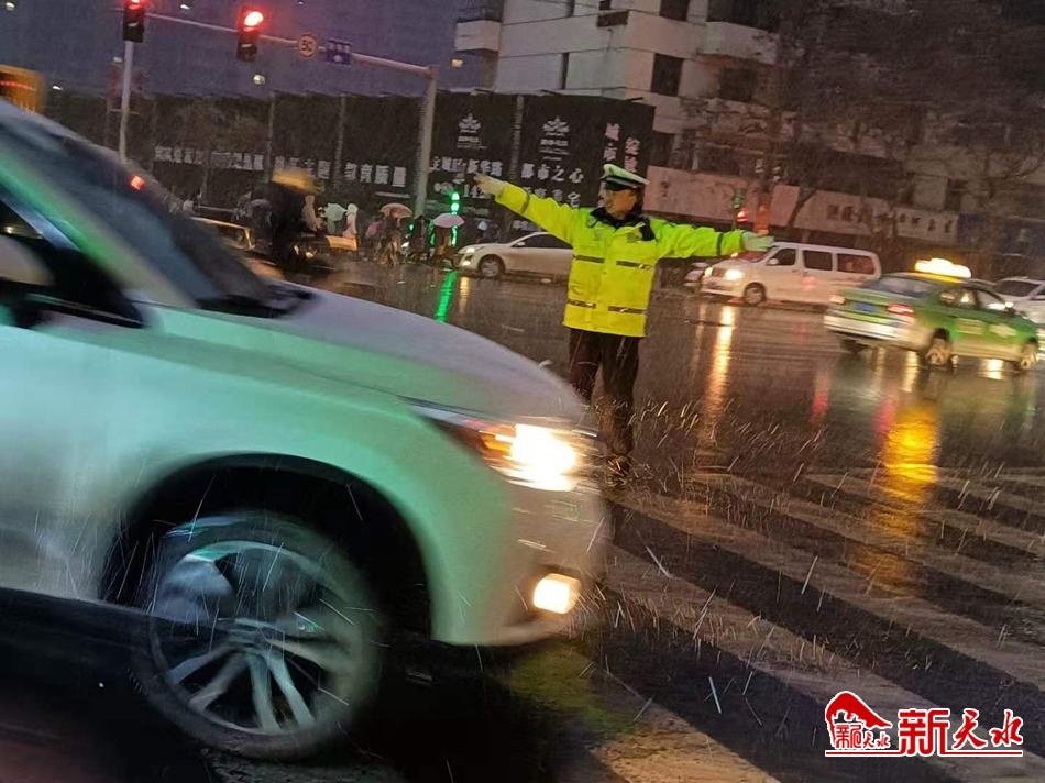 風(fēng)雪襲來(lái)，天水最美“警色”在路上！
