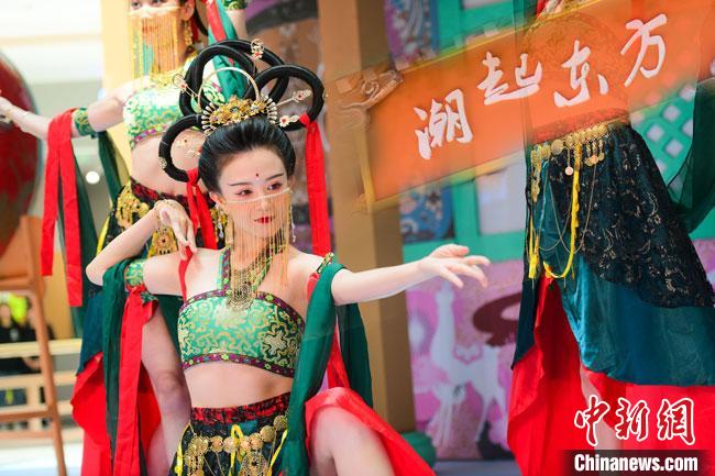 圖為今年9月5日，在重慶亮相的敦煌博物館“潮起東方”主題活動(dòng)現(xiàn)場(chǎng)。敦煌博物館供圖