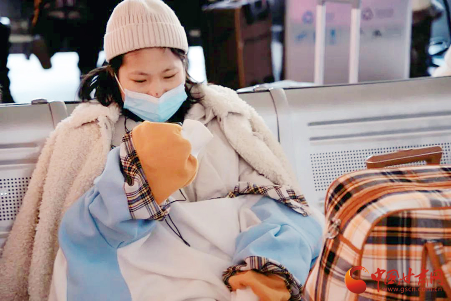 春運(yùn)故事：歸途的車(chē)站，有溫情、愛(ài)情，還有堅(jiān)守