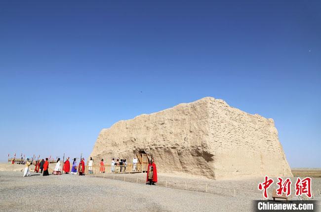 數(shù)十位身著古裝的女性通過(guò)體驗(yàn)賞漢舞、習(xí)漢禮、吟誦詩(shī)詞等中華傳統(tǒng)文化，再現(xiàn)古絲綢之路的繁華盛景?！⊥踺?攝