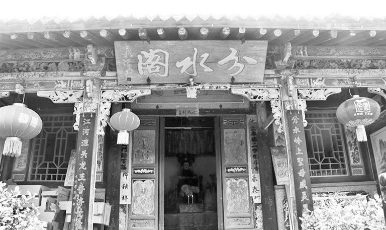 秦嶺鎮(zhèn)分水閣，一屋檐水分江河 這里可看水系奇觀，可賞連翹花海