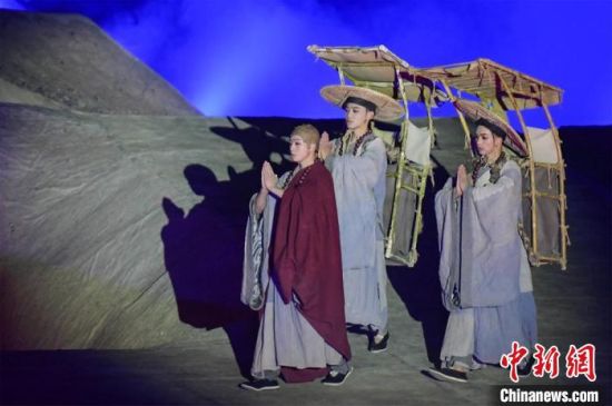 圖為演出現(xiàn)場，該劇獨創(chuàng)360度旋轉(zhuǎn)并前后移動觀眾席，顛覆傳統(tǒng)劇場舞臺表演模式。　王斌銀 攝