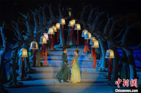 圖為全新升級《敦煌盛典》，新增戰(zhàn)馬、燈籠矩陣，以及最新聲、光、電硬件設(shè)施。　王斌銀 攝