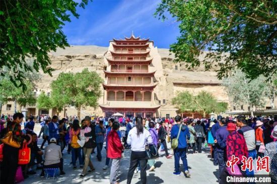 中國農(nóng)歷四月初八，敦煌民眾傳承歷史習俗，前往莫高窟燒香禮佛、祈福。(資料圖) 王斌銀 攝