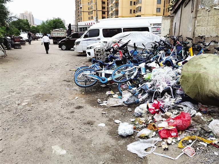 百米土路臟亂差，誰(shuí)來(lái)管？經(jīng)記者協(xié)調(diào)，社區(qū)組織志愿者進(jìn)行了清理