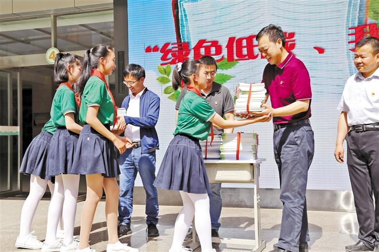 甘肅省生態(tài)環(huán)境廳開展送書進(jìn)?；顒?dòng)