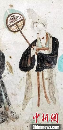 “一把小扇在手，笑對仲夏酷暑?！眻D為莫高窟第468窟《執(zhí)團(tuán)扇女供養(yǎng)人》(中唐)?！《鼗脱芯吭汗﹫D