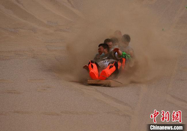 6月13日，敦煌鳴沙山月牙泉景區(qū)舉辦滑沙比賽?！●T豆 攝