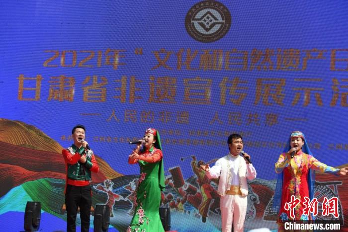 圖為甘肅臨夏回族自治州非遺傳承人演唱花兒?！钇G敏 攝