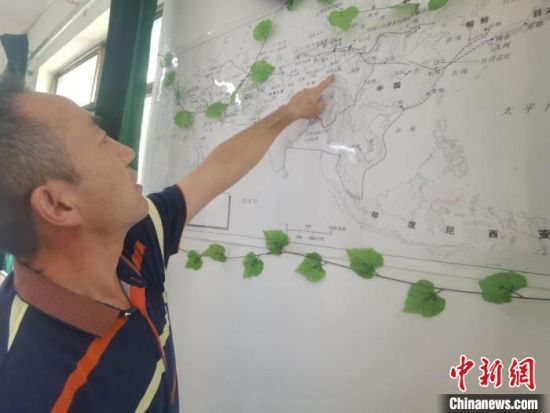 圖為甘肅省社會(huì)科學(xué)院絲綢之路研究所所長(zhǎng)侯宗輝指出《絲綢之路古文明》課題組考察線路。　閆姣 攝