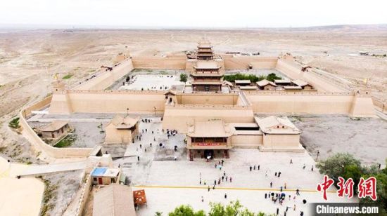 圖為7月中旬，世界文化遺產(chǎn)——嘉峪關(guān)，它是中國明代萬里長城的西端起點?！「哒埂z