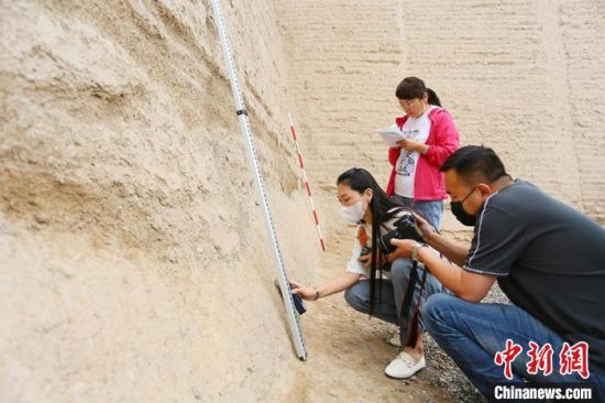 科技保護讓長城價值的真實性和完整性得到有效延續(xù)和傳承。圖為文物工作者正在測量關(guān)城的相關(guān)數(shù)據(jù)?！「哒?攝