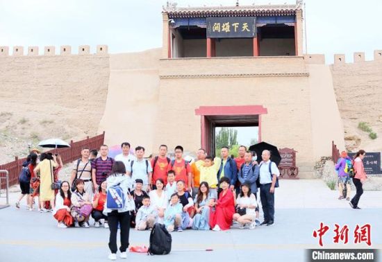 歷經(jīng)數(shù)十載保護修繕的古老關(guān)城得以延年益壽，成為了海內(nèi)外游客“絲路游”的必經(jīng)打卡地?！「哒?攝