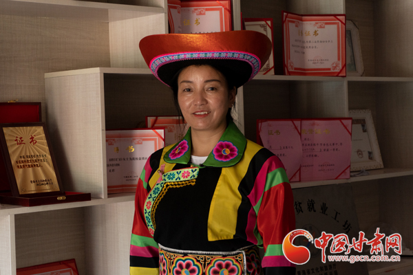 【蘭大新聞學(xué)子重走西北角】胡蘭索卡：土族繡娘的熱愛與堅(jiān)守