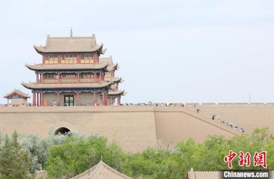 歷經(jīng)數(shù)十載保護修繕的古老關(guān)城得以延年益壽，成為了海內(nèi)外游客“絲路游”的必經(jīng)打卡地?！「哒?攝