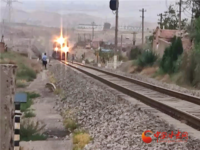 驚險(xiǎn)！火車來(lái)臨小男孩鐵路上玩耍 蘭鐵民警飛奔將其救下