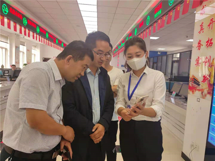 渭源縣政務服務大廳工作人員手機演示“碼”上監(jiān)督流程.jpg