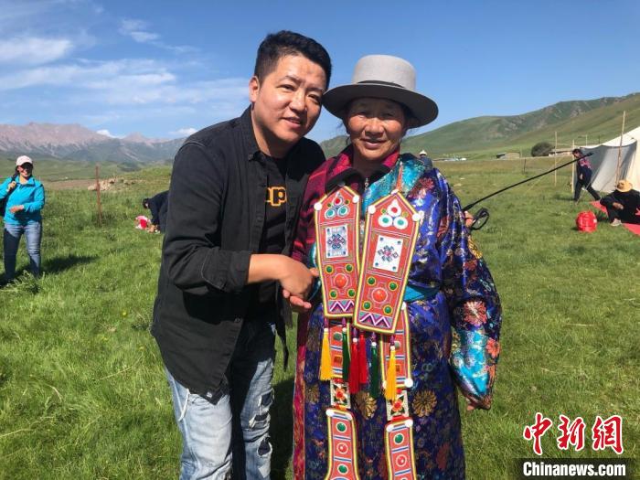 圖為拍攝紀錄片《西茂的婚禮》期間，張輝剛(左)與裕固族老人合影留念。(資料圖) 張輝剛供圖