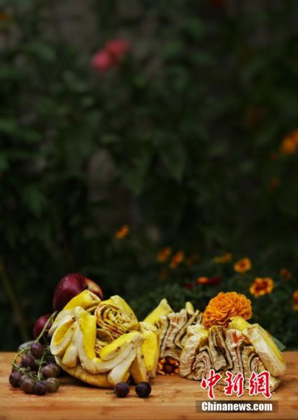 圖為做好的月餅，狀似玫瑰，切開后層層疊疊，色彩斑斕。張文 攝