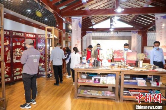 圖為甘肅“一會一節(jié)”期間，位于敦煌的天水市展館中，民眾觀賞文創(chuàng)產(chǎn)品?！「拭C省文化和旅游廳供圖