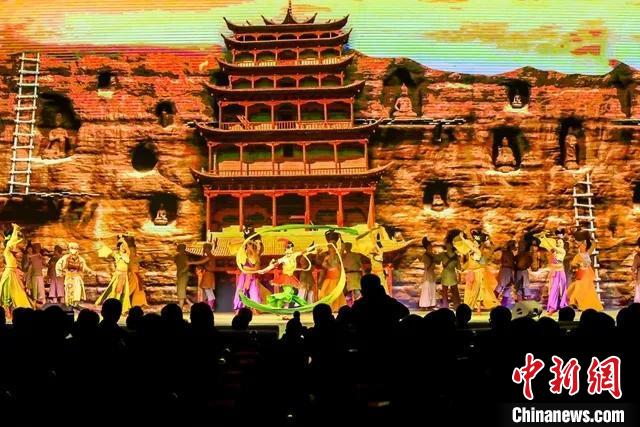 開(kāi)幕式文藝展示“相約敦煌”，通過(guò)數(shù)字技術(shù)將莫高窟“搬到”演出現(xiàn)場(chǎng)?！「拭C省文化和旅游廳供圖