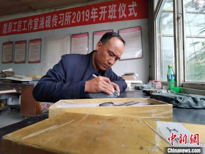 甘肅卓尼洮硯融合文化提升內(nèi)涵：不只一硯一銘，還要一盒一拓