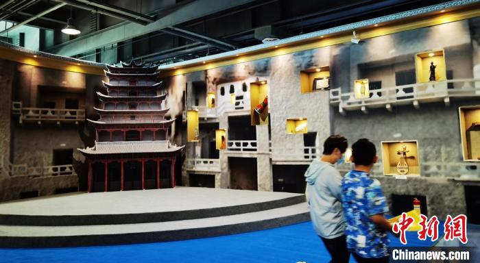 該展覽還借助科技手段，復(fù)原“藏經(jīng)洞”場景，將莫高窟“搬進”展廳?！《∷?攝