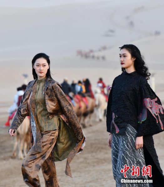 圖為敦煌服裝秀展示。 殷春永 攝