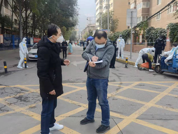 蘭州市紀(jì)委監(jiān)委干部下沉一線詳細(xì)詢問疫情防控情況。.jpg