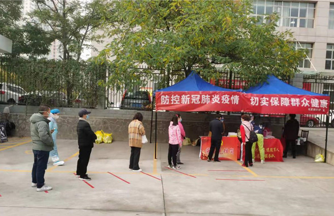 城關(guān)區(qū)紀(jì)委監(jiān)委各監(jiān)督檢查組督促各街道核酸檢測(cè)點(diǎn)落實(shí)“一米線”制度。.jpg