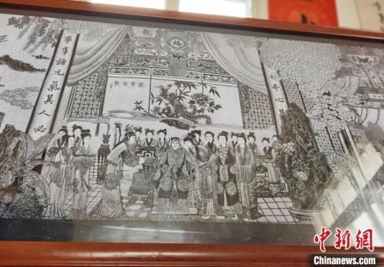 圖為陶世清的影雕作品?！钅?攝